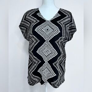 Chico’s size 2 Black & White Sleeveless Geometric Top. Fully lined with V-Neck